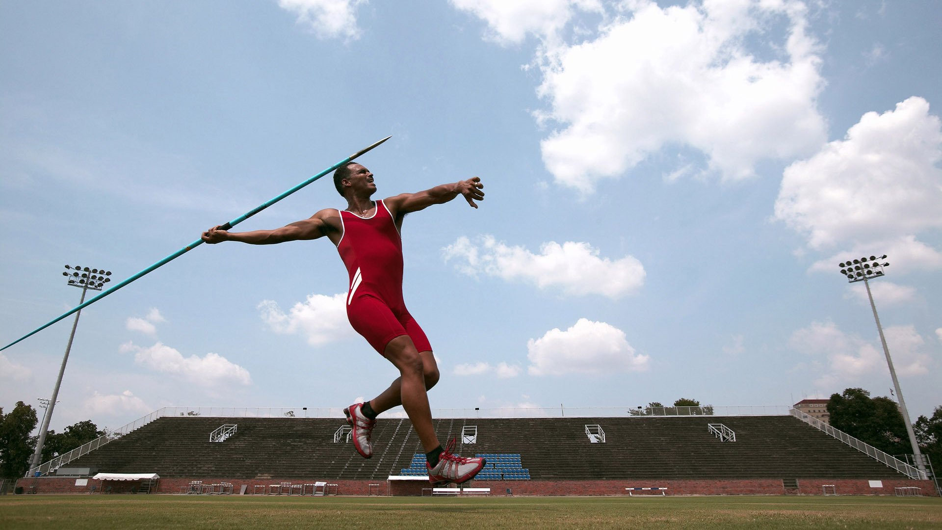 网球雨后湿场适应赛 探索不同球场状态下技术调整
